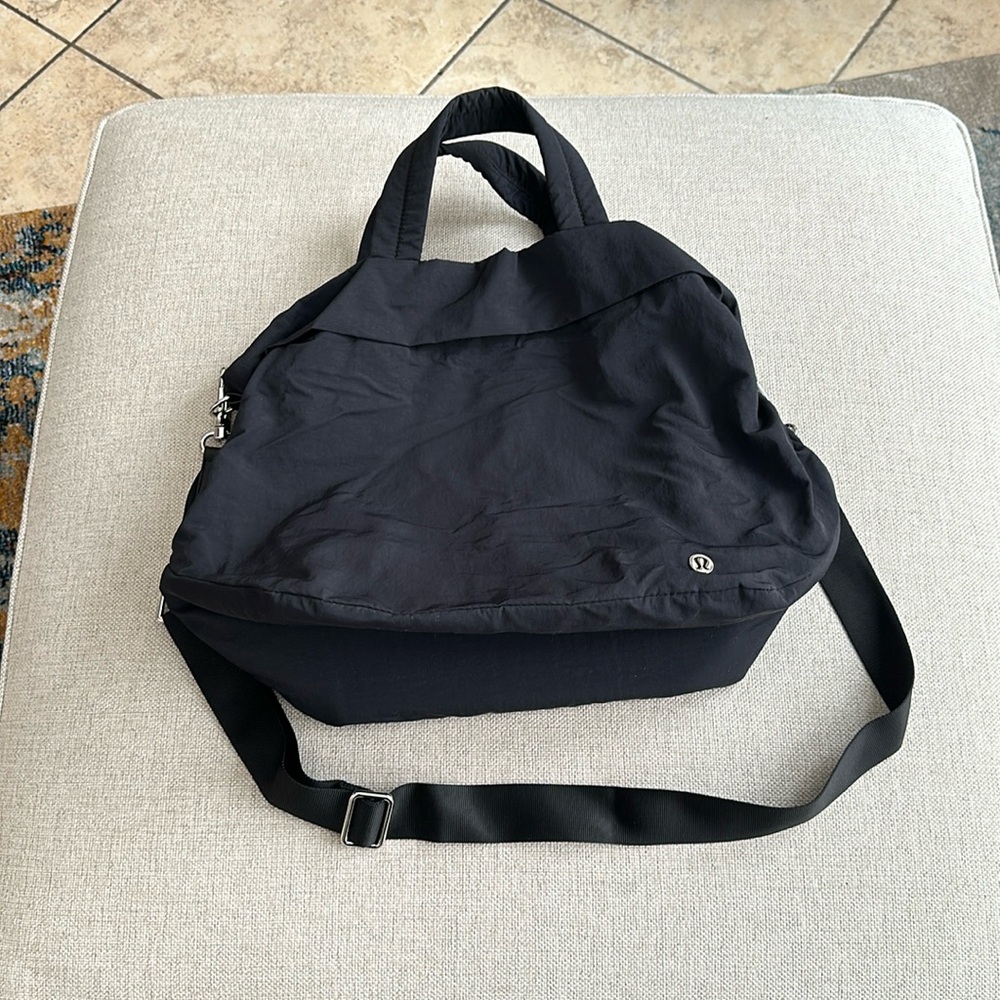 LULULEMON black on my level bag